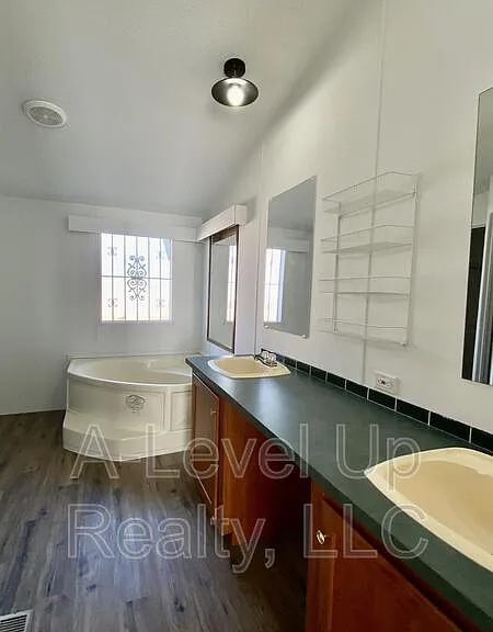 315 W Lee St — Photo 26