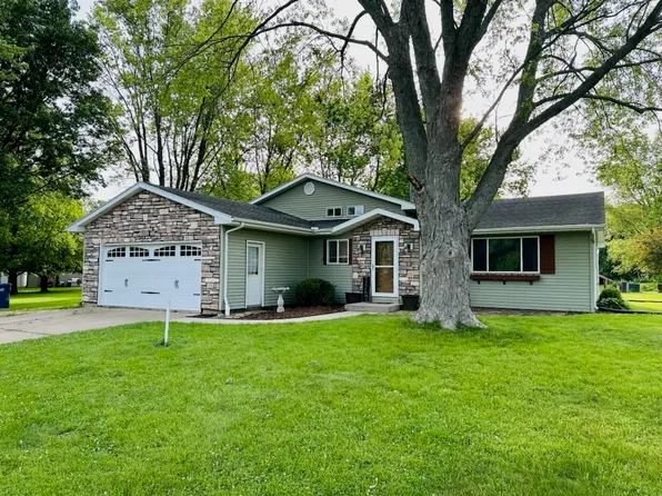 12094 Greenleaf Dr, Farmer City, IL 61842