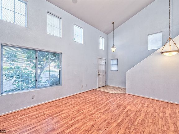 5th image of 44 Belle Essence Ave