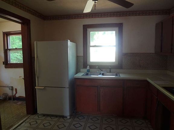 4th image of 2533 Louise St