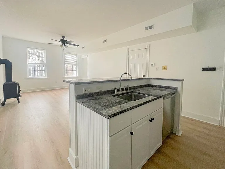 470 E 7th St #4 — Photo 5