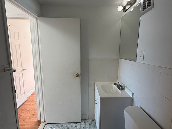 4th image of 40 Park Ave #22