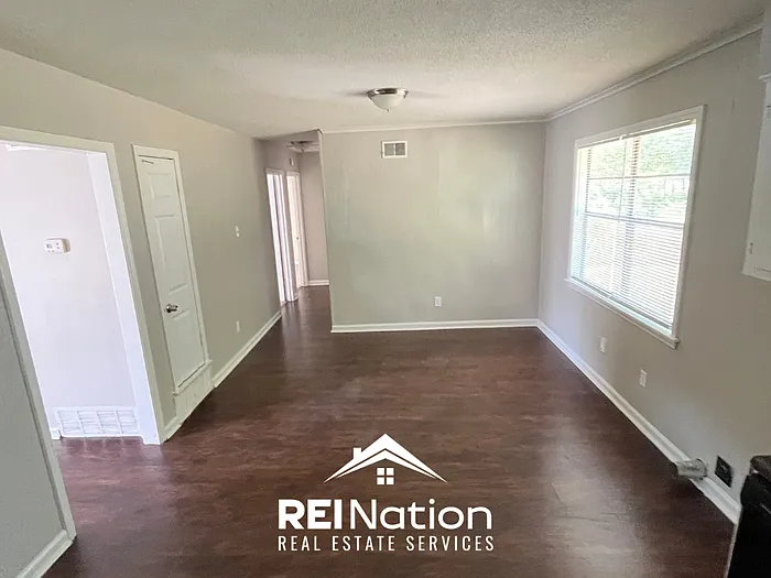 3 bed, 1.0 bath, 975 sqft, $1,050 — Photo 4