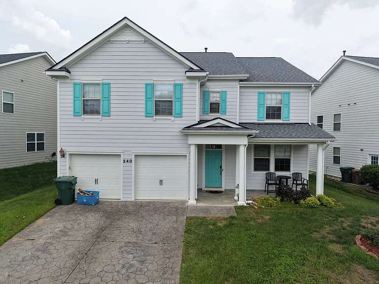 240 Seymour Pl — Photo 1