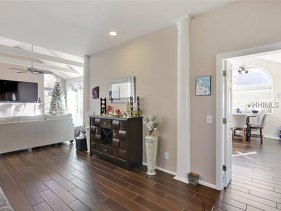 4th image of 43 Royal Pointe Dr