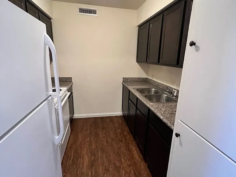 Renaissance Park Apartments — Photo 3