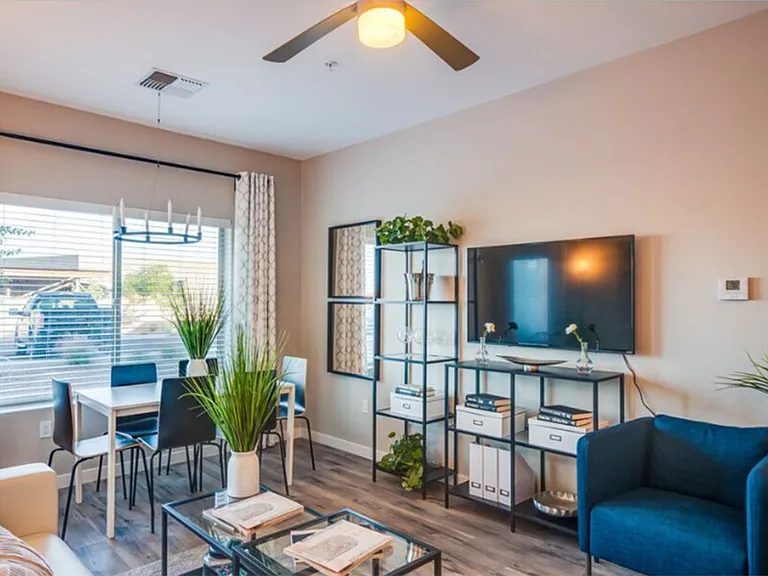 Club 715 Apartments — Photo 12