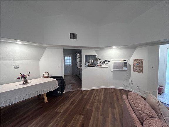 5th image of 297 Vista Dr