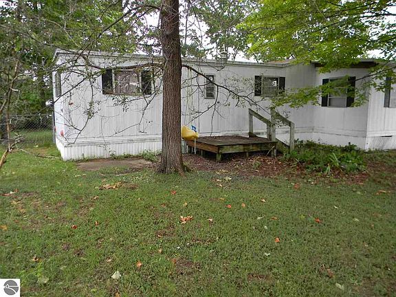 3rd image of 843 Crestwood Ln