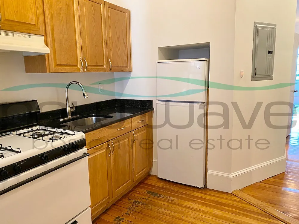 3 bed, 900 sqft, $4,350 — Photo 4