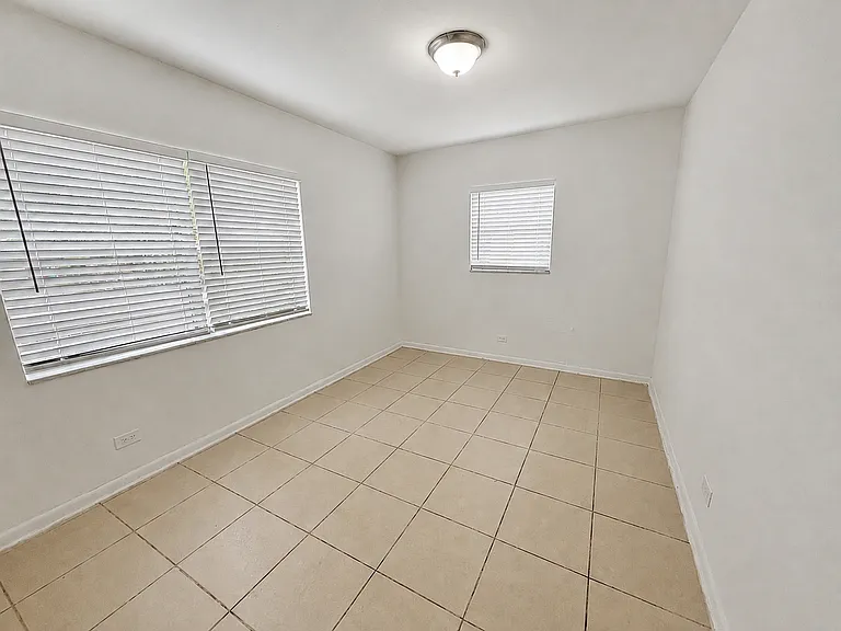715 SW 14th Ave — Photo 9