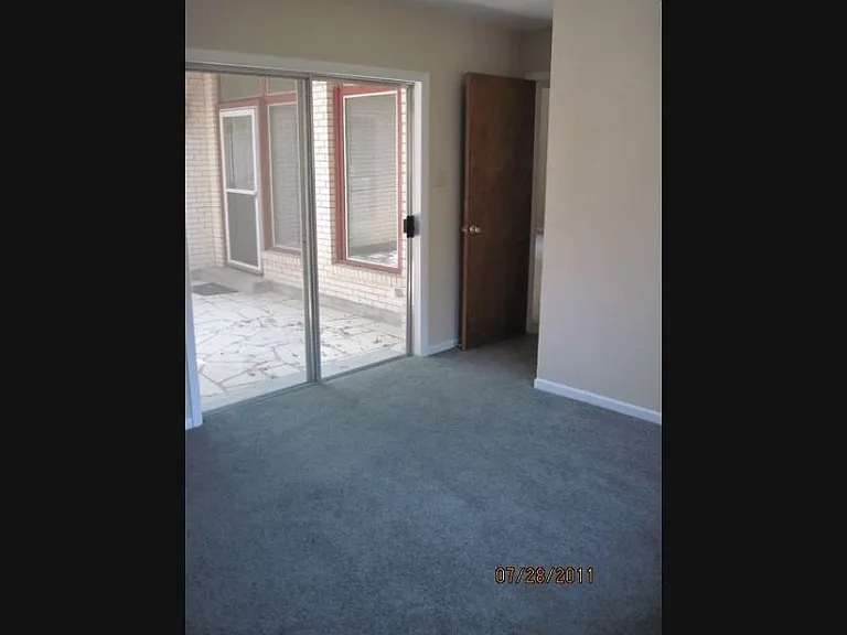 409 Oak St — Photo 14