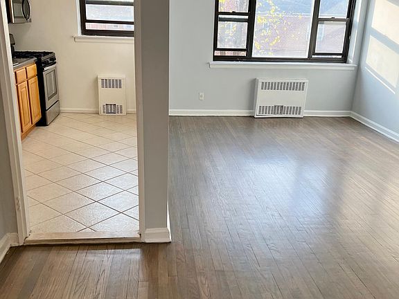 4th image of 3624 Bell Blvd #2F