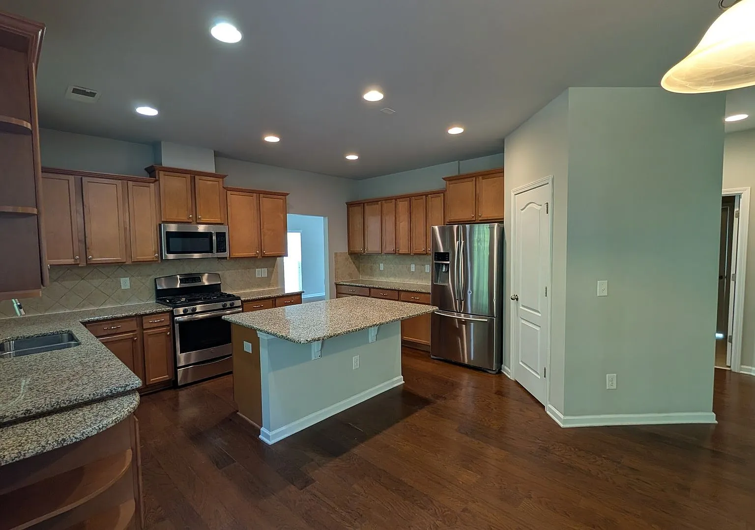 Stunning 7 Bedroom House with a Loft and Updated Kitchen in Harrisburg — Photo 2
