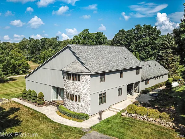 5160 Fenton Rd, Fenton, MI 48430