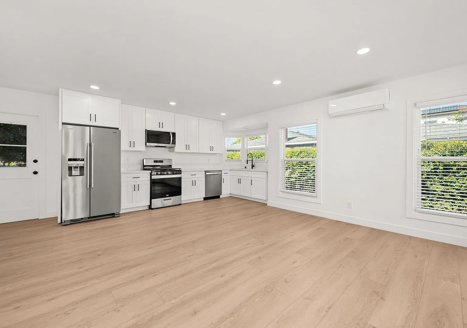 Huge 6 Bed / 3 Bath Next to SDSU with In-Unit Laundry and Shared Backyard — Photo 4