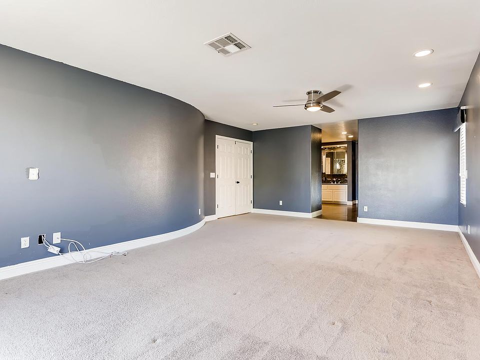 Huge master bedroom 20'x14'