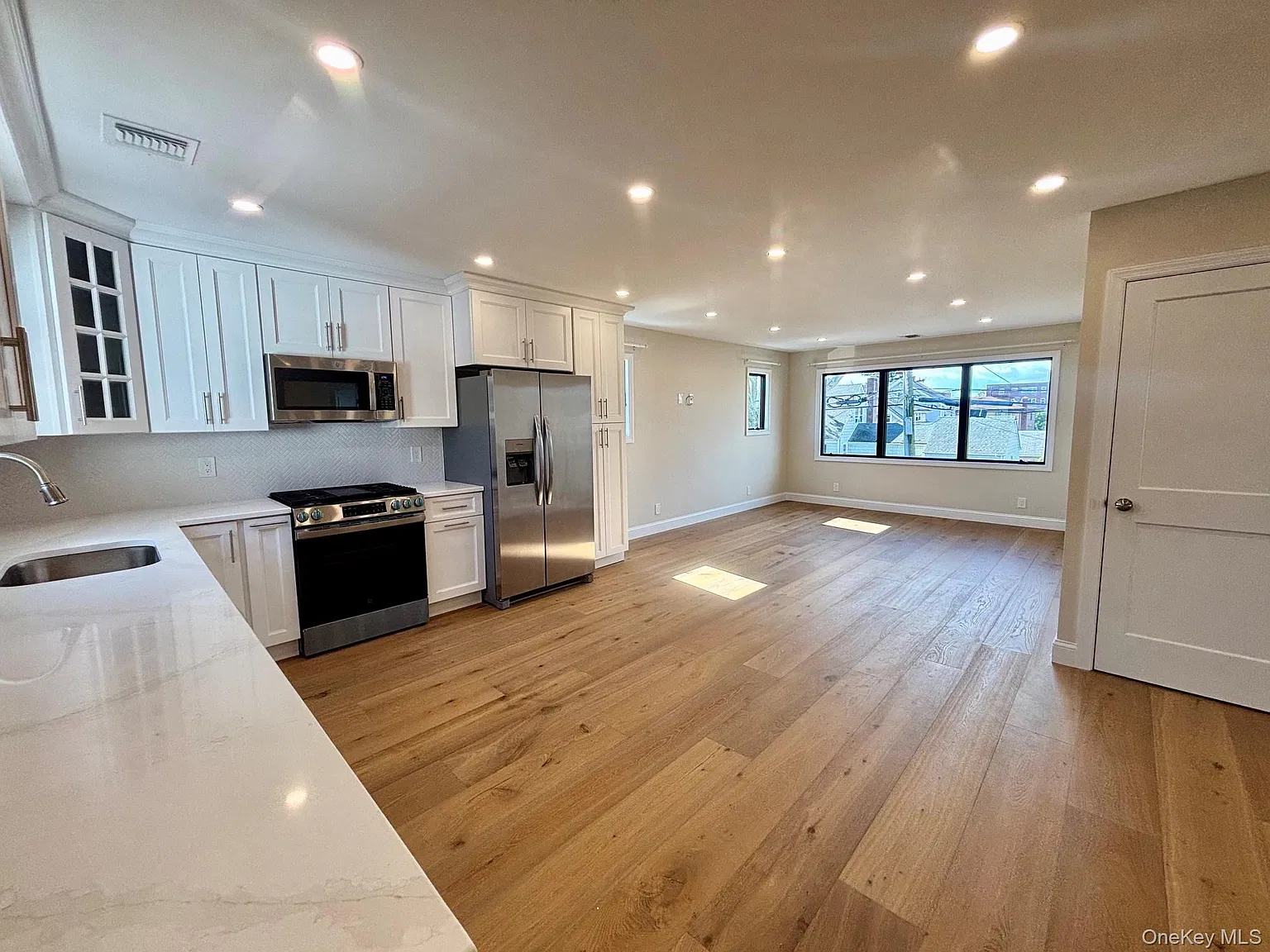 3 bed, 2.0 bath, 1400 sqft, $4,900 — Photo 4
