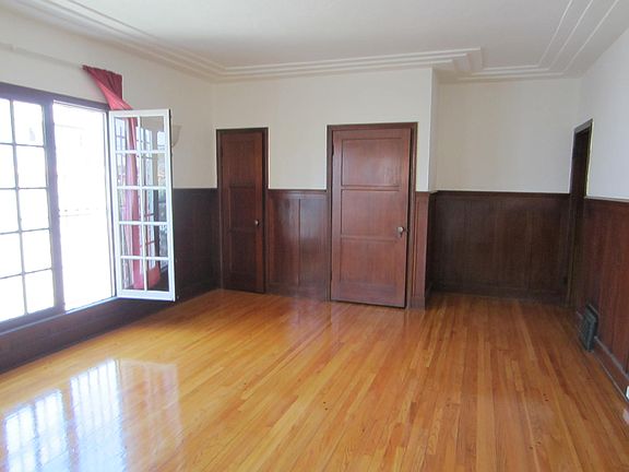4th image of 115 Sweetzer Ave