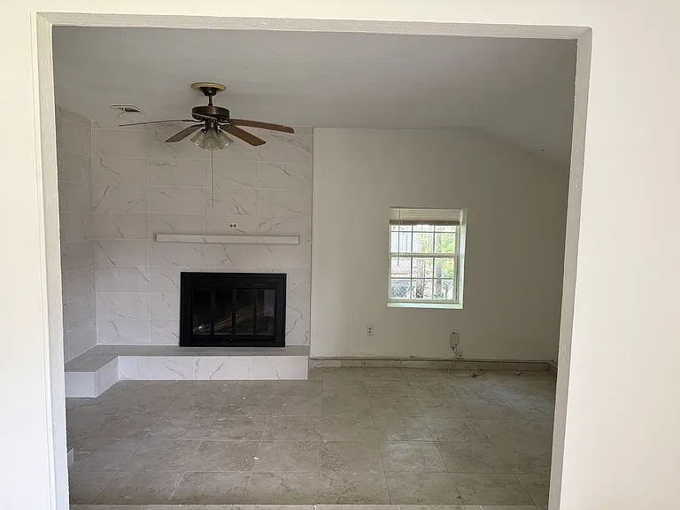 341 Kaye St — Photo 6