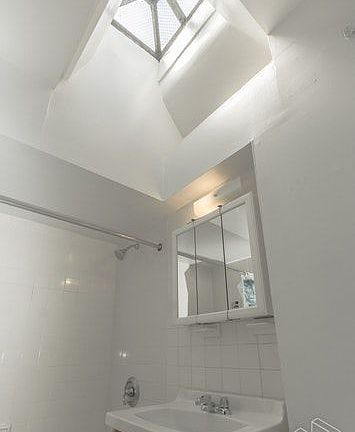 5th image of 305 W 89th St APT 3R
