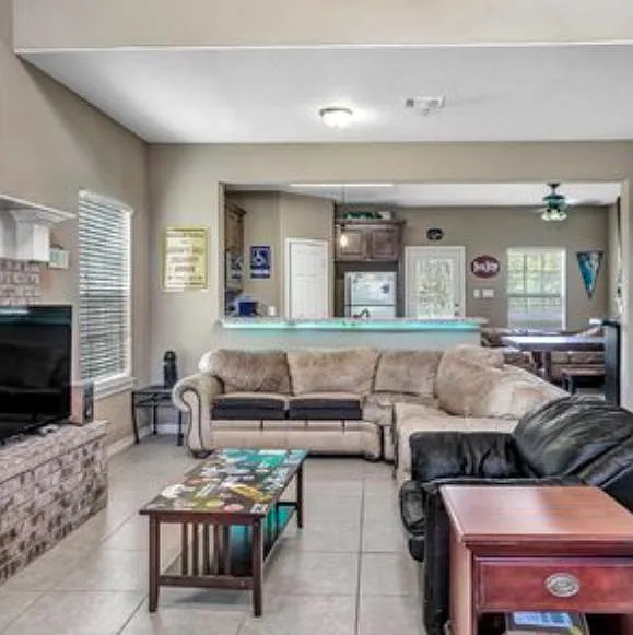 4 bed, 1945 sqft, $4,295 — Photo 3