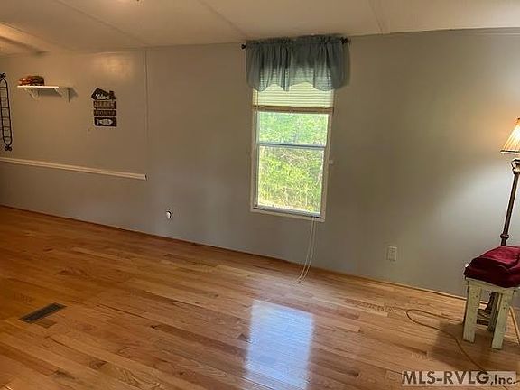 3rd image of 212 Sycamore Ct