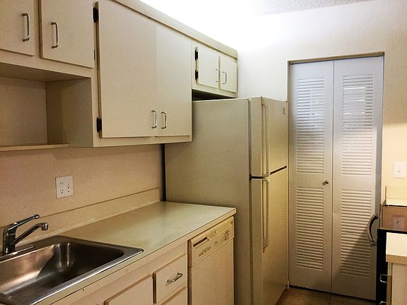5th image of 2916 NE 8th Ter APT 102