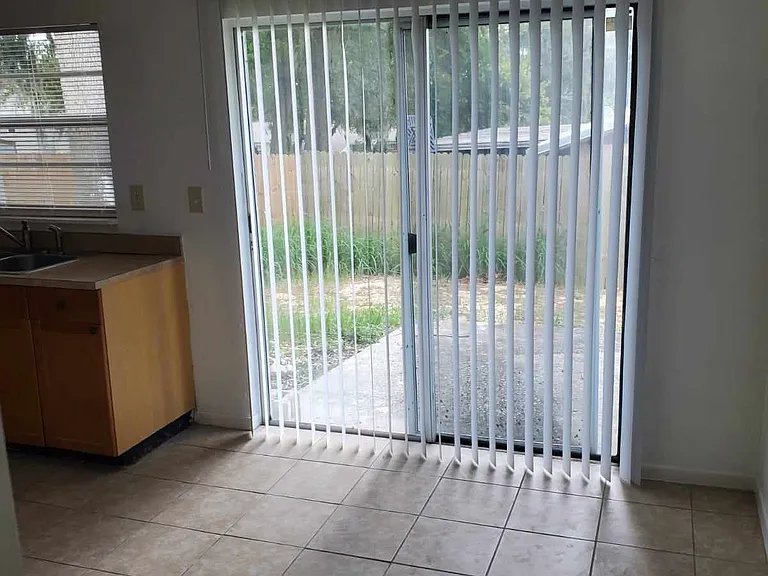 729 Greenleaf Ln #729 — Photo 7