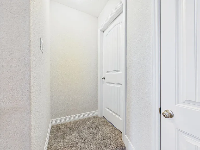 105 Auburn Cv — Photo 45