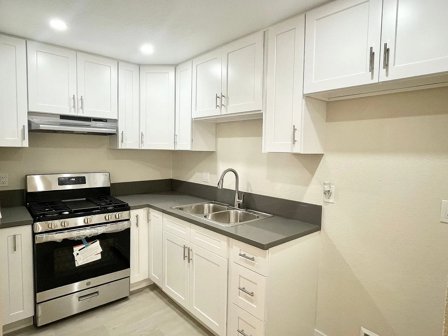 800 Glenoaks Apartments — Photo 4