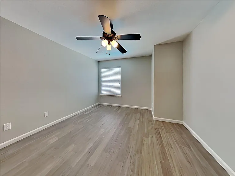 527 Laurel Ln — Photo 16