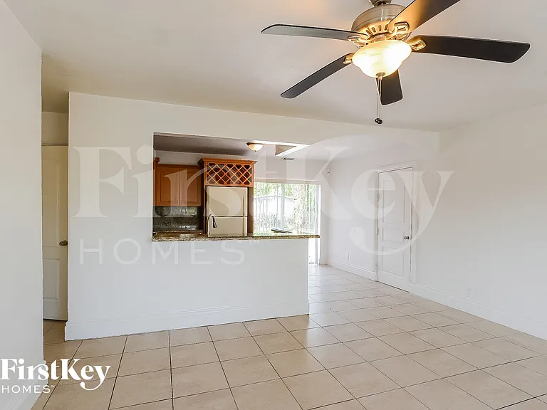 6820 SW 16th Ct — Photo 3