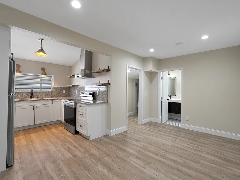2509 W North B St — Photo 14