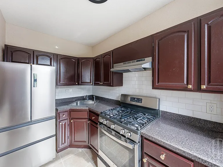 207 Hull St #2L — Photo 7