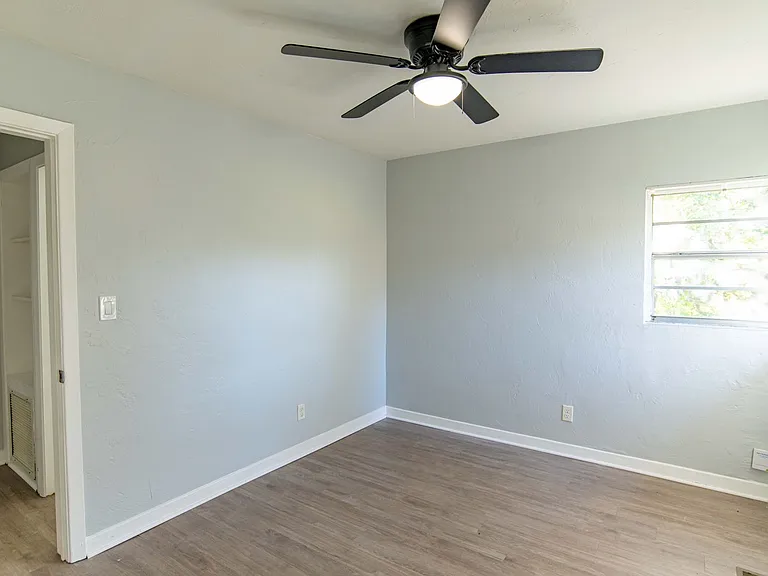 1343 Charlotte St — Photo 12