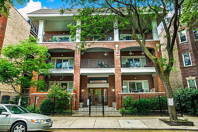 Welcome home to Sheridan Park, a sister to Uptown, in Chicago to your privately owned 2 bedroom, 2 bathroom condo with 2 private outdoor spaces.