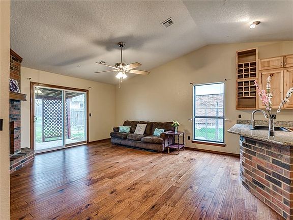 4th image of 113 N Greengate Dr