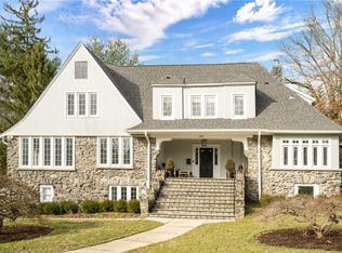 129 Hickory Grove Dr E, Larchmont, NY 10538