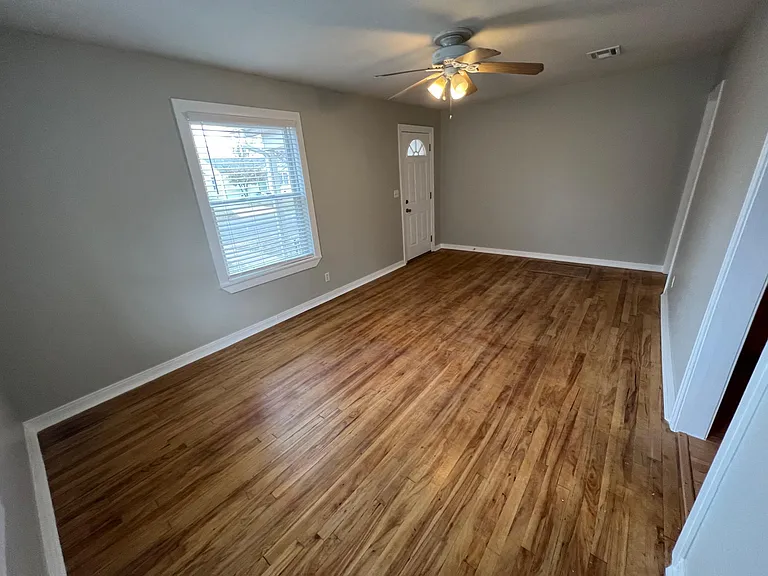 908 W Comanche St — Photo 2