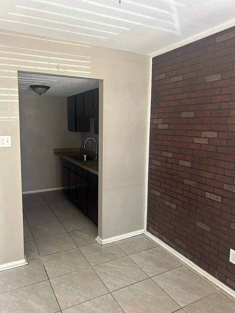 1 bed, 1.0 bath, 703 sqft, $1,000 — Photo 3