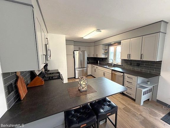 5th image of 263 Walker St