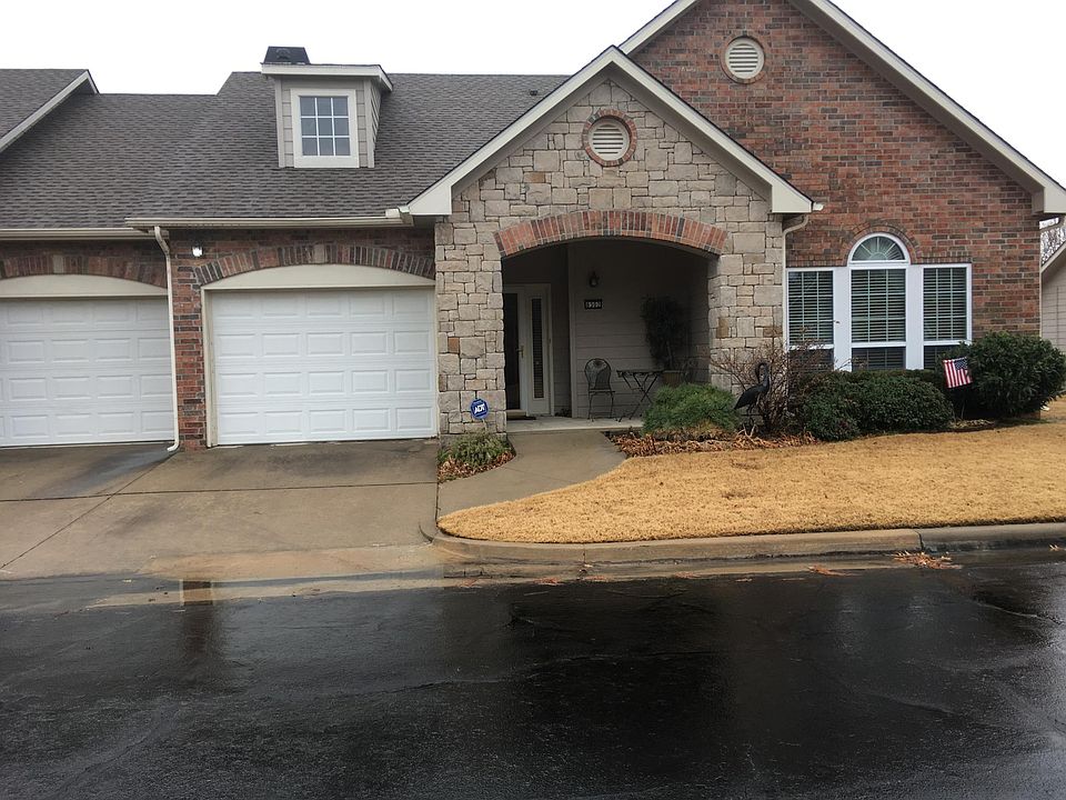 Attractive, well-maintained neighborhood. Convenient to Woodland Hills mall.