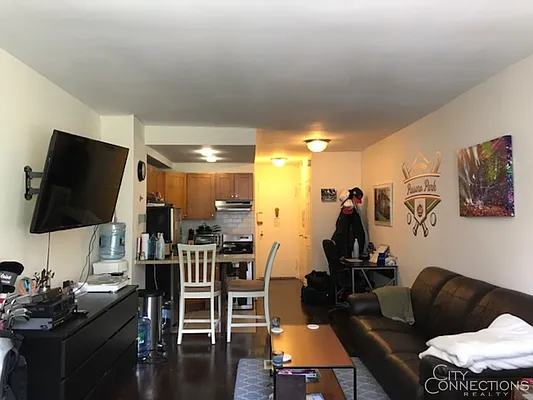 Rented by City Connections Realty | media 10