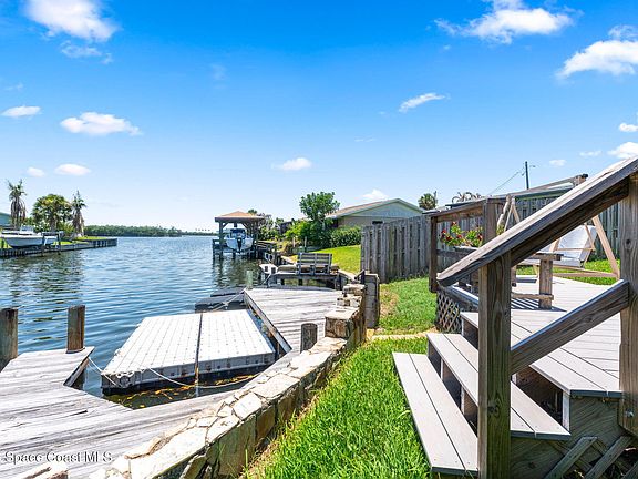 3rd image of 1275 Island Dr