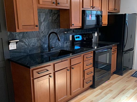 4th image of 903 Cedar St #1