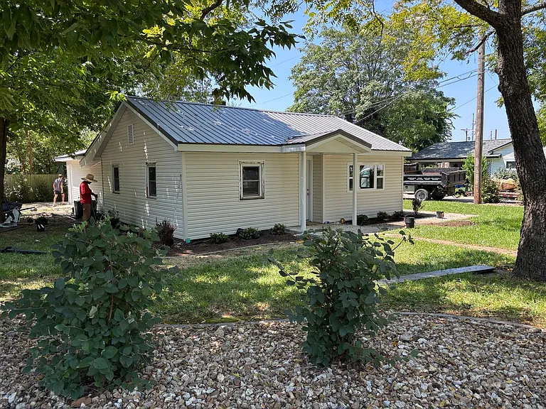 220 Parker Ln — Photo 2