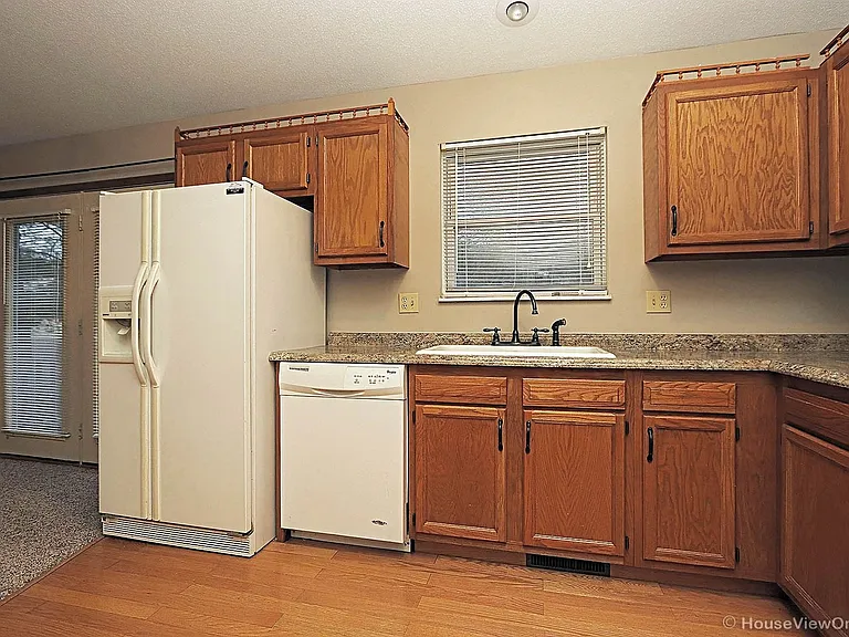 1954 Longview Dr — Photo 11