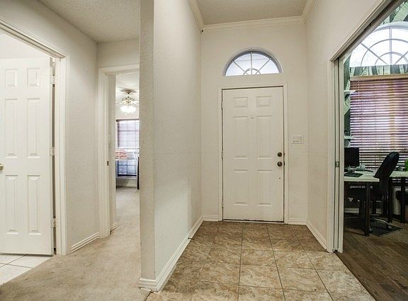 4th image of 909 Carver Cir