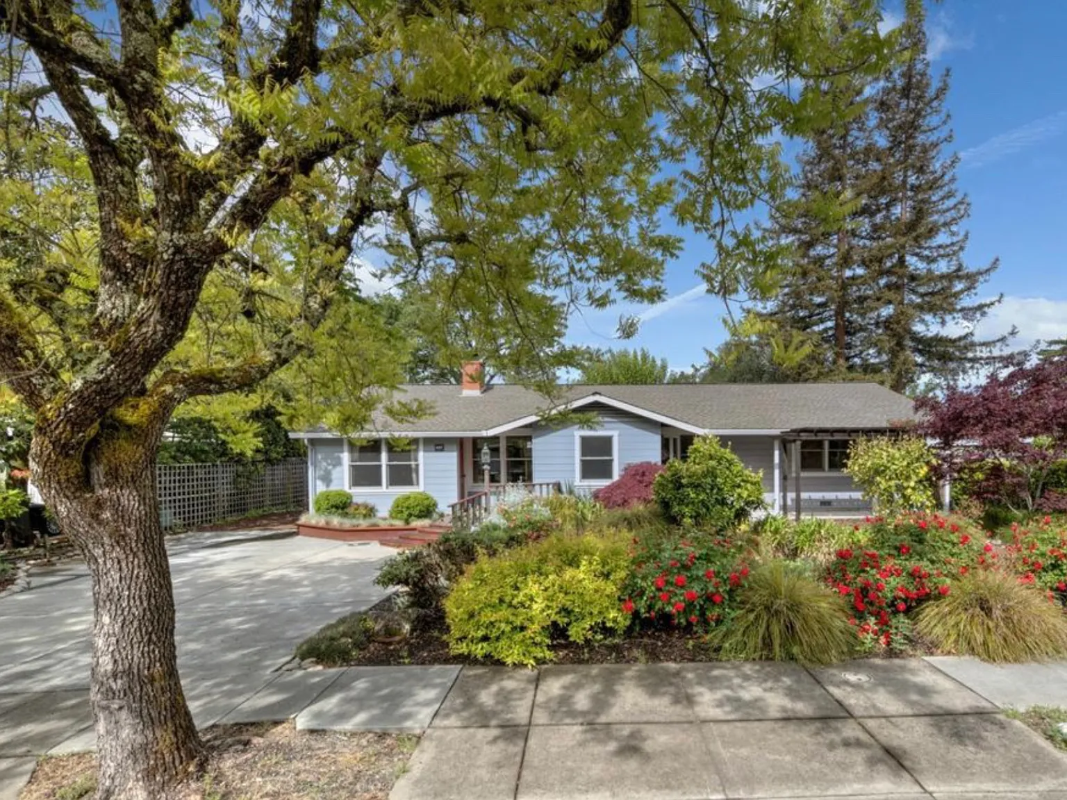 4 bed, 2.5 bath, 2385 sqft, $4,500 — Photo 2